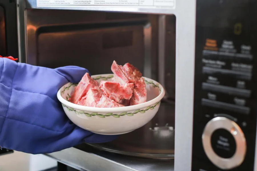 Penggunaan teknologi seperti ketuhar gelombang mikro dapat menjimatkan masa di dapur.