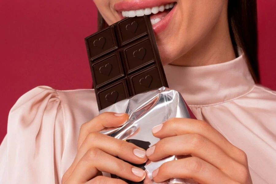 Satu gigitan sejuta manfaat coklat hitam juga antara superfood untuk wanita.
