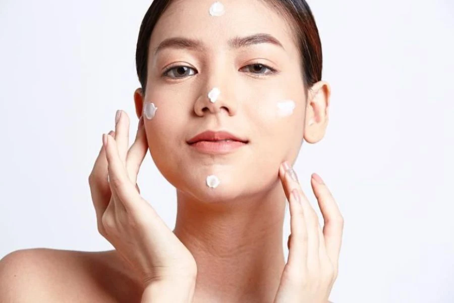 Kaya dengan kandungan vitamin C dan antioksidan, buah laici membantu kulit tampil cerah dan anjal.