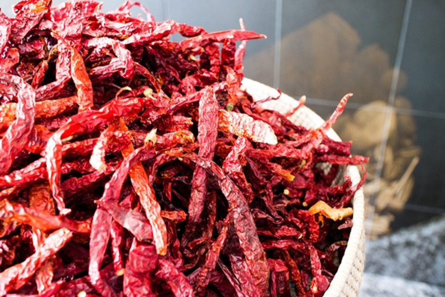 Cili kering dengan tekstur berkedut dan saiz panjang sesuai digunakan dalam semua masakan.