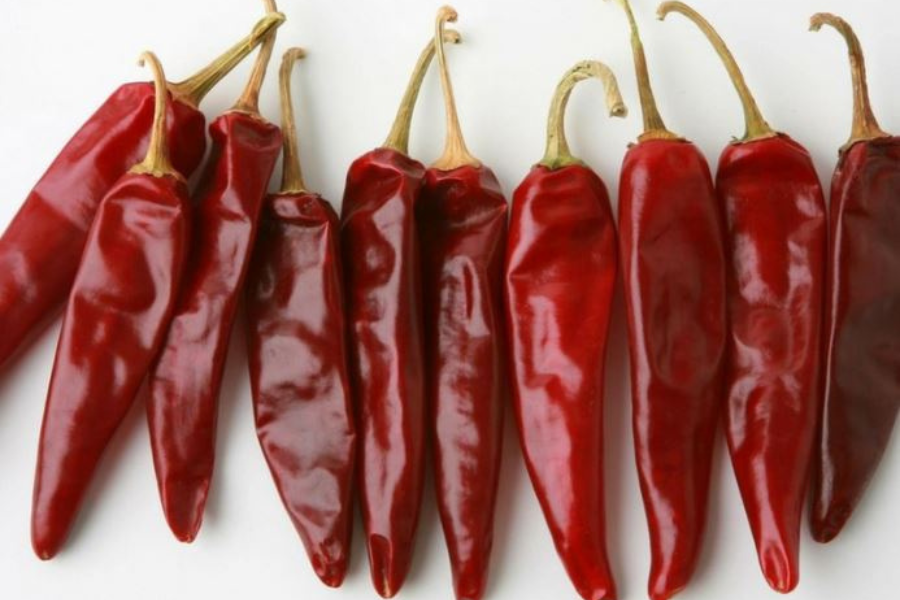 Cili kering berbentuk pendek, bulat dan berkilat biasanya kurang pedas.