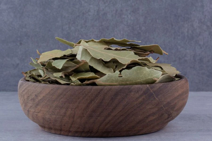 Daun salam lazimnya digunakan dalam masakan.