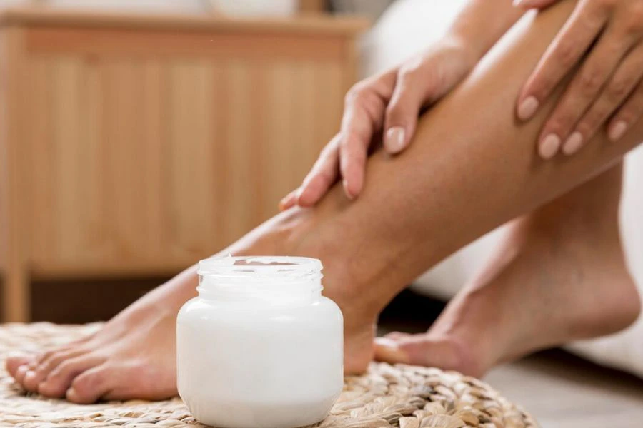 Kandungan asid lemak tepu dalam minyak kelapa membantu mengekalkan kelembapan kulit kaki