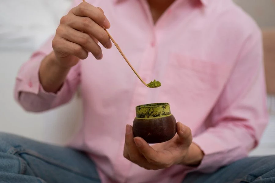 Gabung serbuk teh hijau bersama ekstrak lavender dalam air rendaman bantu kembalikan ketenangan.