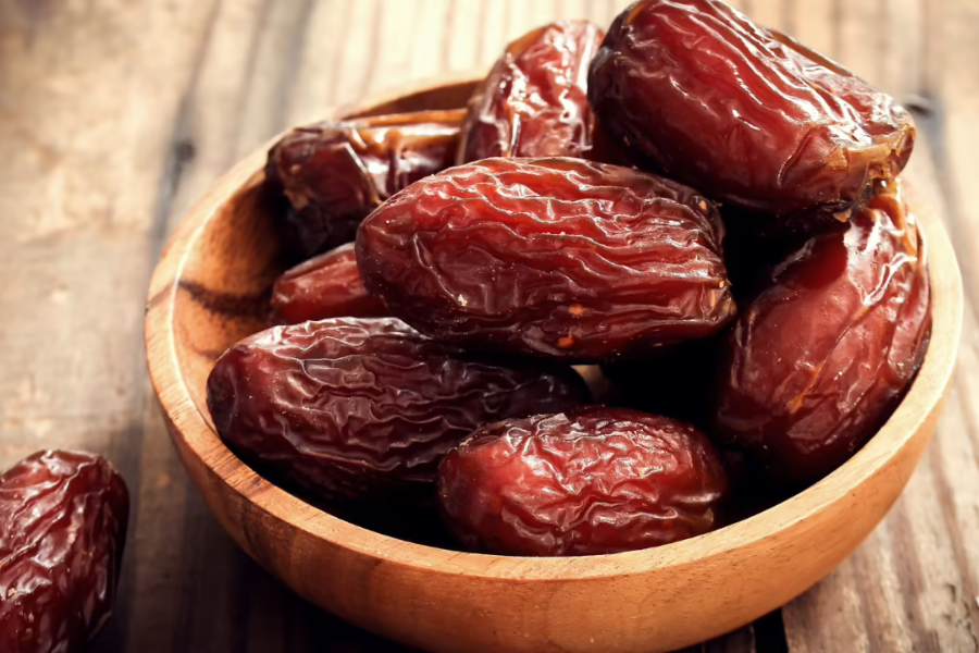 Kurma mengandungi kandungan gula dan karbohidrat yang tinggi.