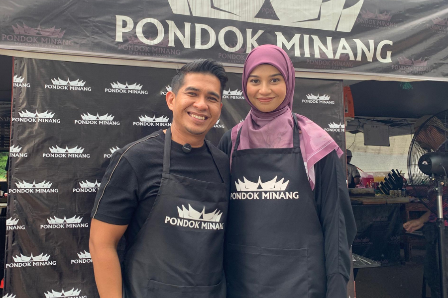 Apek mengusahakan gerai makan tersebut bersama isterinya iaitu Putri.