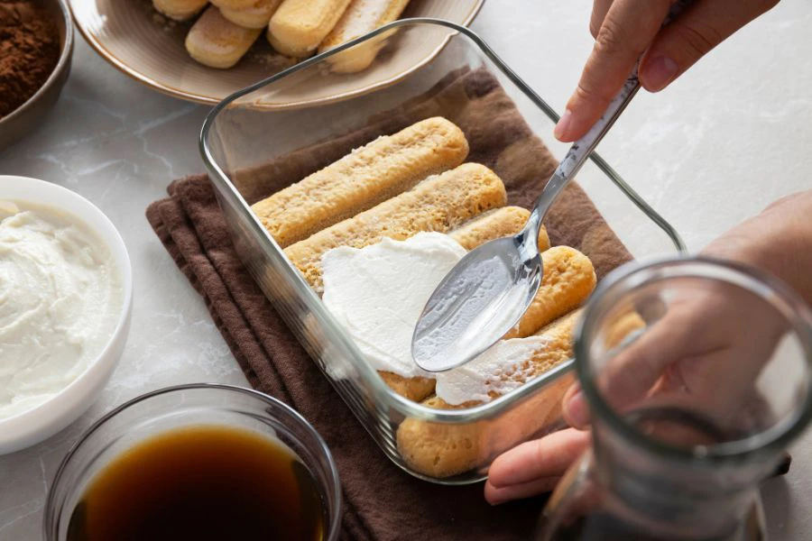 Resipi tiramisu klasik Itali biasanya menggunakan ladyfingers.