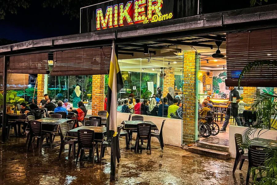 Miker Food menawarkan suasana santai dan penuh ‘vibes’ menjadikannya lokasi sempurna untuk melepak di waktu malam. Foto - MIKER FOOD