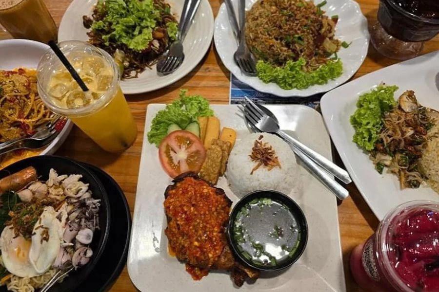 Nasi Ayam Penyet di Miker Food menjadi pilihan ramai dengan ayam rangup dan sambal pedas yang menyelerakan. Foto - MIKER FOOD