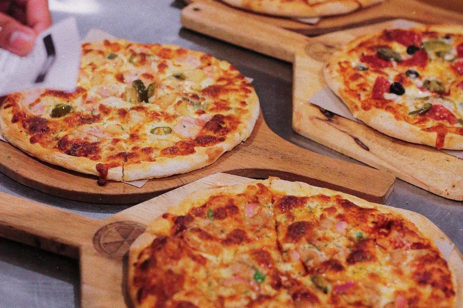 Antara menu wajib perlu dicuba ialah pizza buatan tangan kegemaran ramai seperti Pizza Chicken Supreme dan Ultimate Kampung. Foto - MIKER FOOD