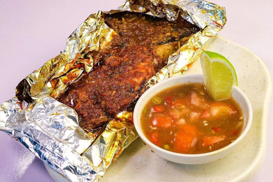 Ikan Pari dibakar sempurna, disalut bersama sos Portugis yang pekat dan pedas. Foto - MIKER FOOD