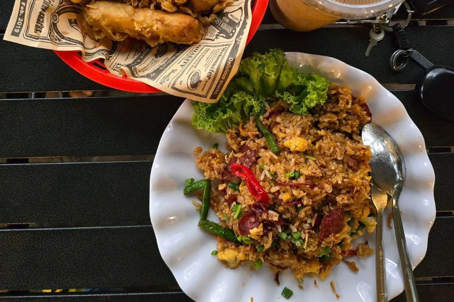 Gabungan nasi goreng yang garing bersama hirisan pepperoni berperisa menjadikan hidangan ini luar biasa lazat. Foto - MIKER FOOD
