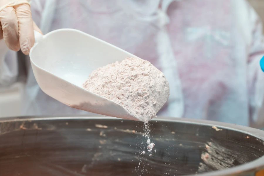 Tepung gandum atau tepung beras antara kunci rahsia hilangkan bau hanyir ikan dengan mudah.