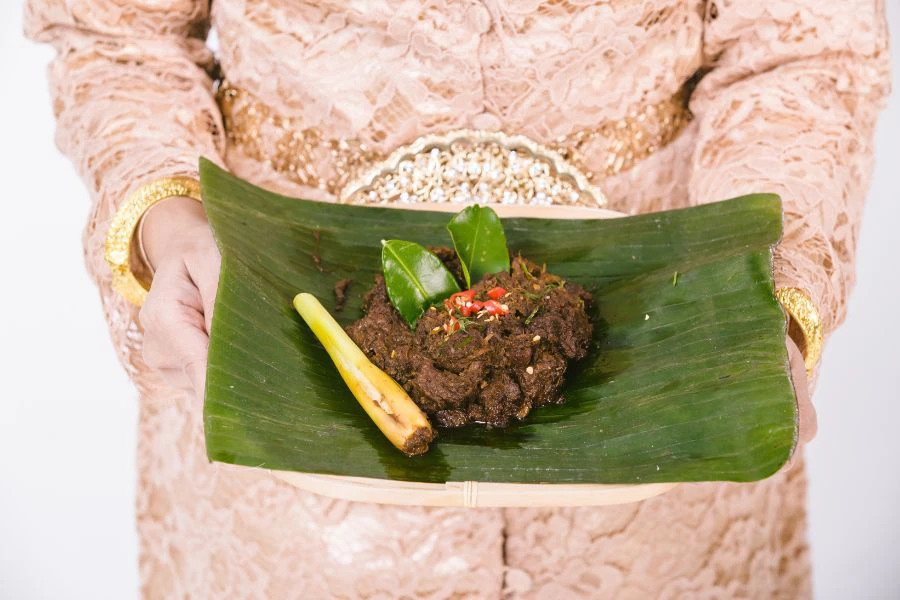 Nazia akan memasak kira-kira 700kg hingga 800kg rendang sebulan untuk memenuhi permintaan pelanggannya.