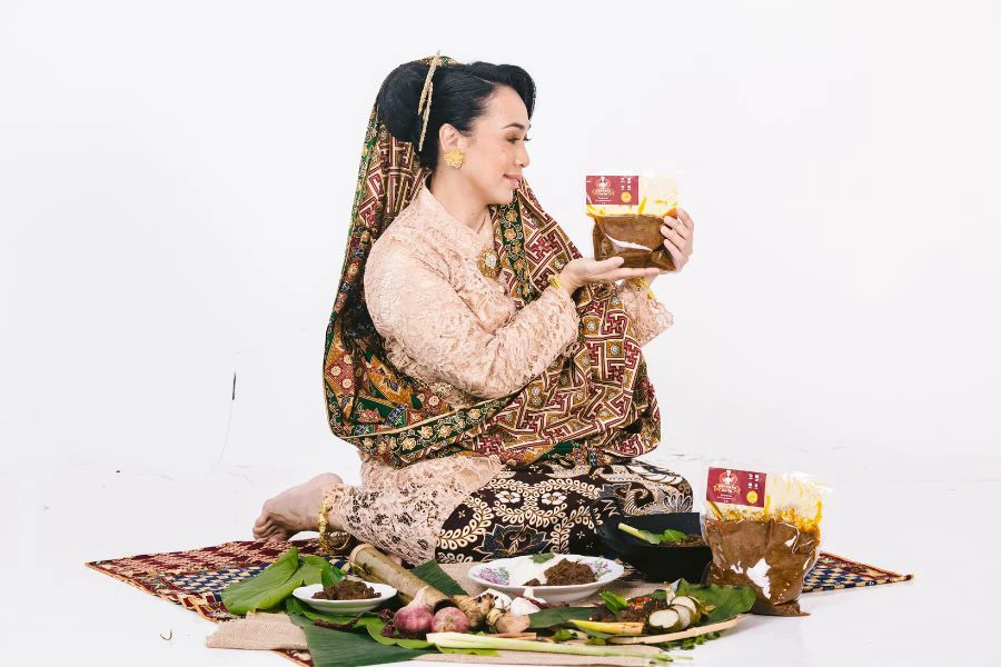 Atas faktor minat, Nazia memutuskan untuk memulakan perniagaan menjual rendang sejak 14 tahun lalu yang diberi nama Rendang Cinta Hati.