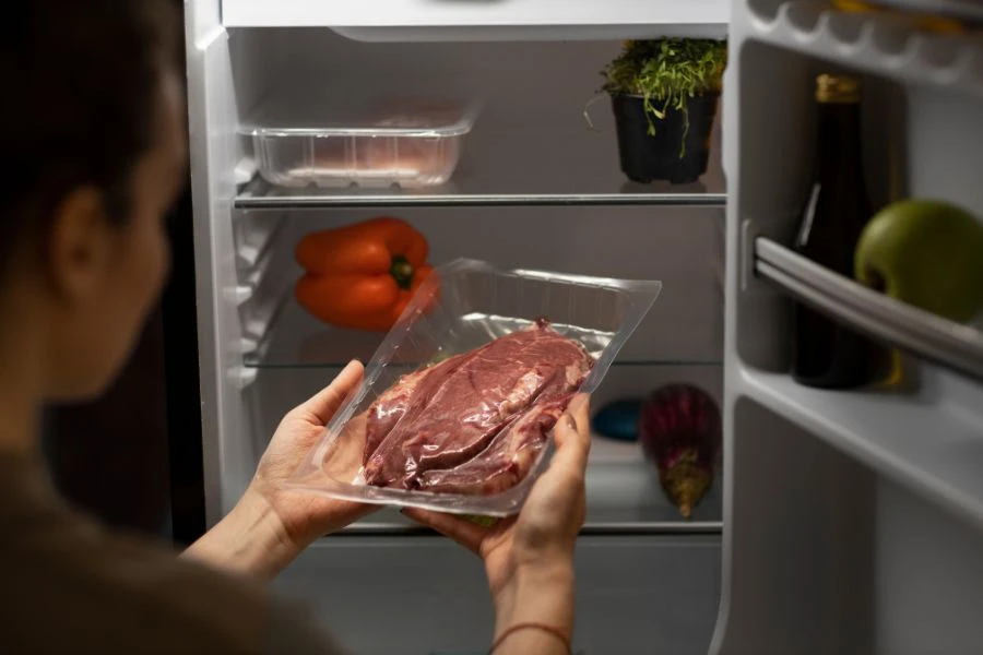 Biarkan daging beku pada suhu bilik seketika supaya masak sekata dan rasa kekal sedap.