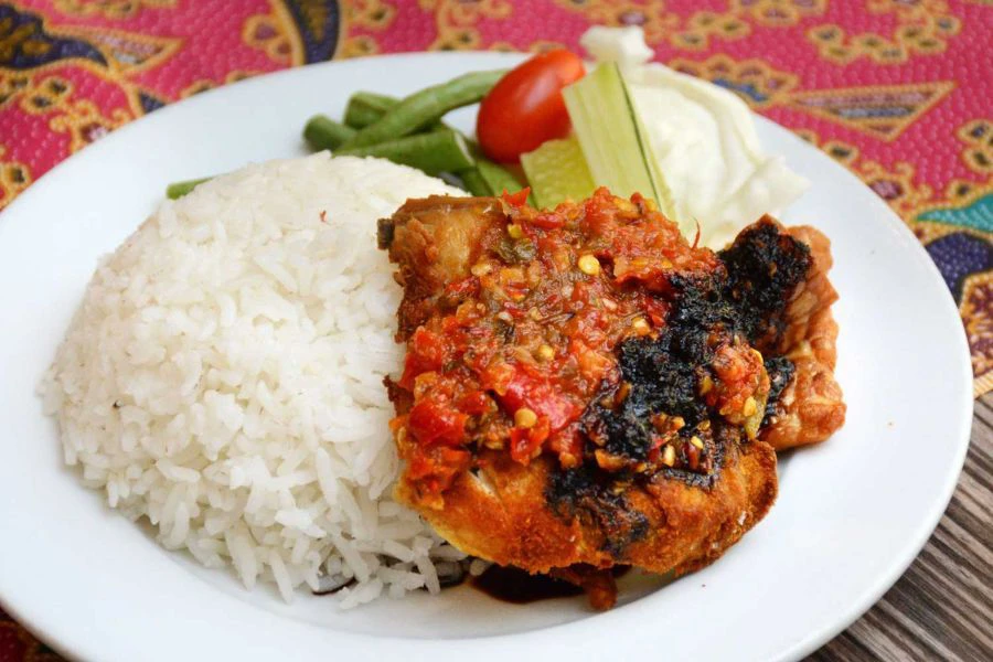 Makanan frozen bukan sekadar goreng dan siap malah boleh diolah menjadi menu menarik seperti ayam geprek pedas padu.