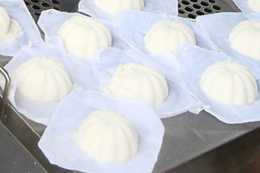 Kuih putu perak memiliki tekstur halus dan gebu selepas dimasak dengan cara mengukus.