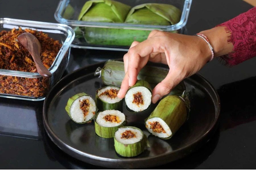 Lemper mempunyai inti udang kering pada bahagian tengah.
