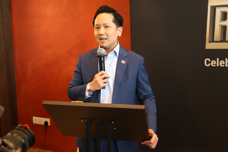 Datuk Arthur Joseph Kurup, turut hadir meraikan kejayaan berkenaan.