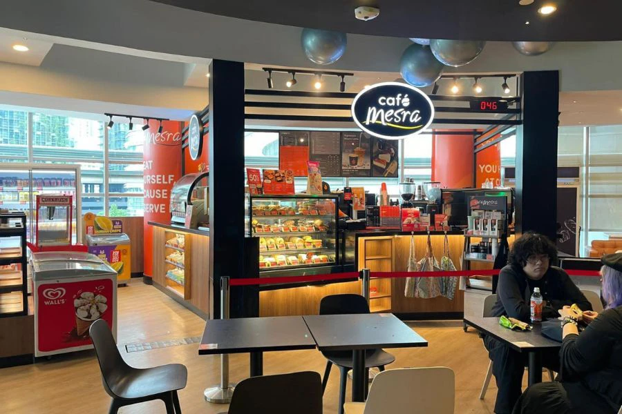 Sama ada anda datang bersama rombongan atau bercuti bersama keluarga, kafe ini pasti ada sesuatu yang mampu memikat selera anda.