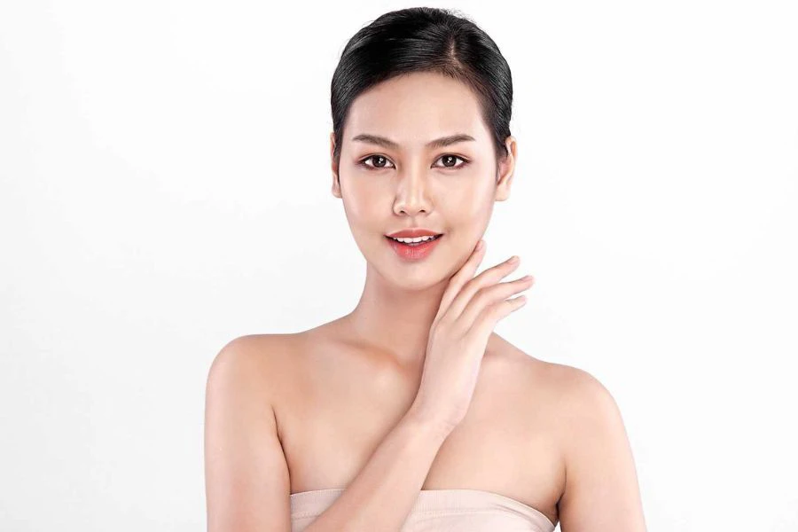 Kandungan zat besi, Vitamin E dan Vitamin A di dalam daun ketumbar berupaya melawan radikal bebas yang boleh merosakkan kulit.