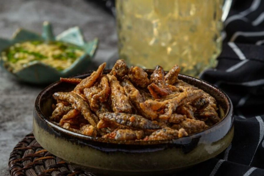Goreng ikan bilis menggunakan minyak banyak agar tahan lama.