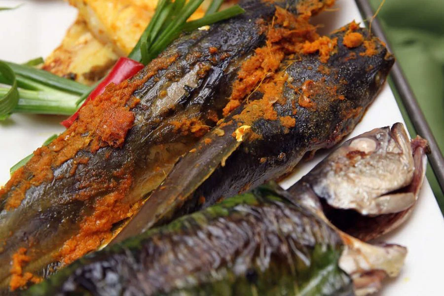 Ikan cencaru yang dibalut rapi dengan daun pisang lalu dibakar perlahan menghasilkan rasa yang begitu wangi serta isi yang kekal lembut tanpa hancur.
