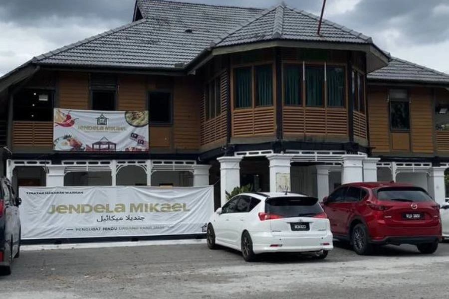 Restoran ini turut menyediakan tempat parkir yang luas bagi memudahkan pelanggan.