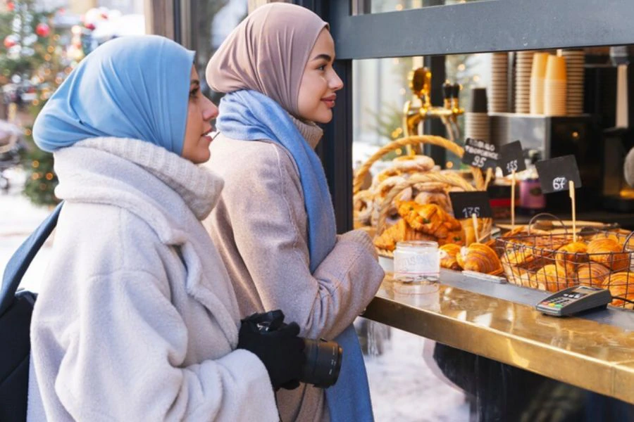 Kebimbangan ketika melancong ke negara penduduknya bukan beragama Islam adalah makan halal.