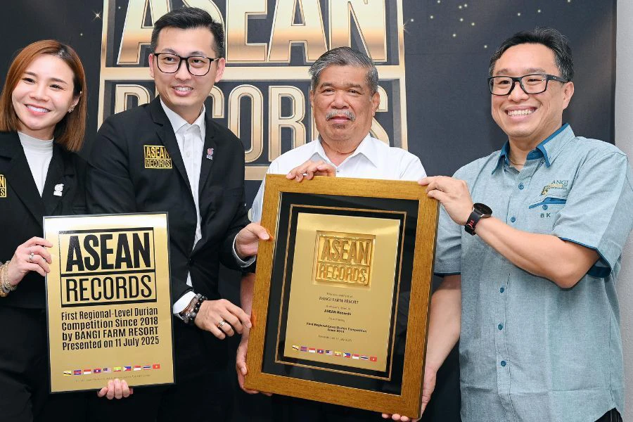 Mohamad Sabu (dua kanan) di Majlis Penganugerahan ASEAN Records kepada Bangi Golf Resort sebagai “First Durian Friendly Hotel and Resort” di rantau ini.