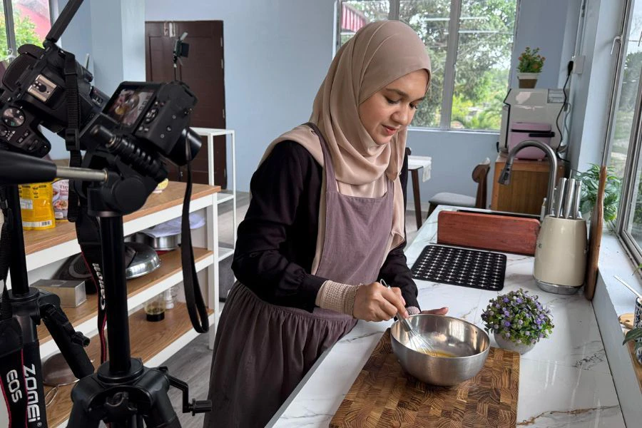 Siapa sangka video pertama Limau Nipis dihasilkan hanya menggunakan tripod kayu buatan sendiri yang direka khas oleh suaminya.