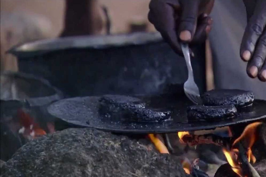 Pati daging nyamuk yang dimasak di atas kuali leper.