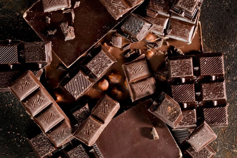 Coklat gelap mengandungi antioksidan dan kurang gula berbanding coklat susu.