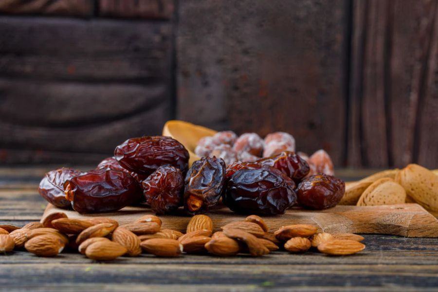 Kurma membekalkan karbohidrat semula jadi yang memberi tenaga cepat tanpa menyebabkan peningkatan gula yang mendadak jika dimakan secara sederhana.