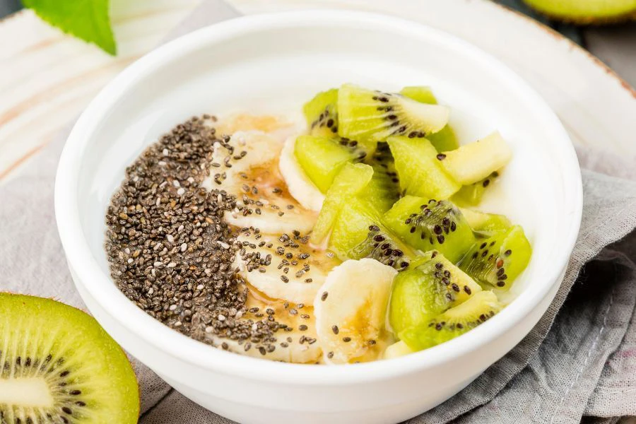 Biji chia tinggi akan serat larut dan protein membantu melambatkan penghadaman dan membuatkan rasa kenyang hingga pagi.