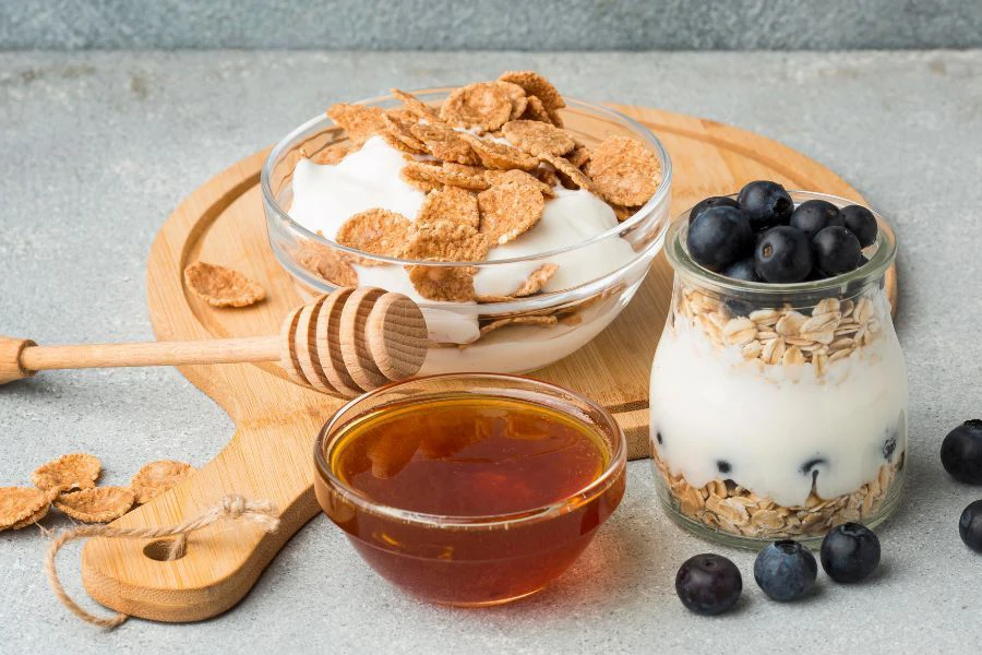 Greek yogurt kaya dengan protein yang dicerna perlahan dan membantu rasa kenyang sepanjang malam.