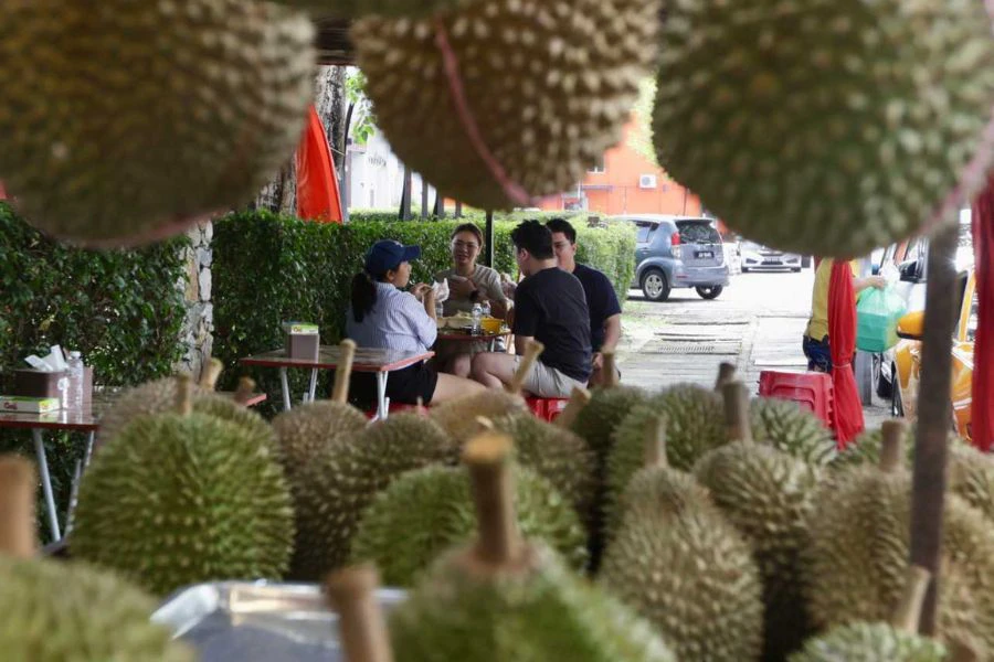 Kehadiran kalori dan lemak tepu tinggi menjadikan raja buah kurang mesra diet seimbang.