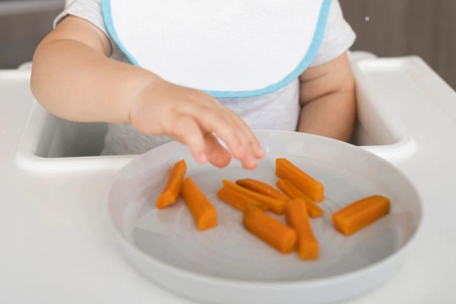 Elok kukus lobak agar lembut untuk dikunyah anak.