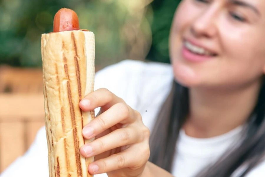 Menu seperti sosej dan roti keras dan melekit boleh diberikan kepada anak berusia lima tahun ke atas.