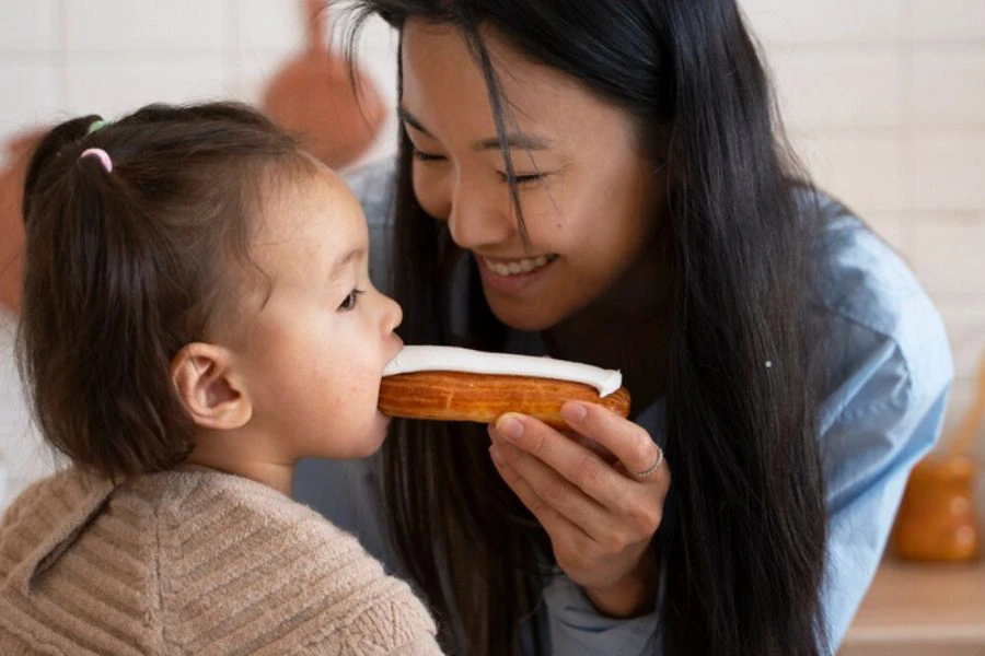 Pastikan tekstur makanan bersesuaian dengan usia anak anda.