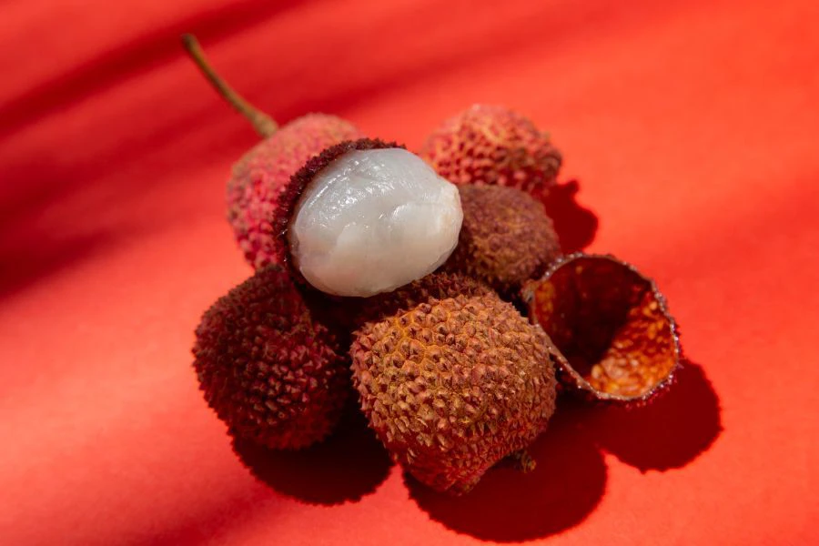 Buah laici bukan saja sedap dimakan begitu saja tetapi juga sangat sesuai dalam pelbagai resipi masakan dan minuman.