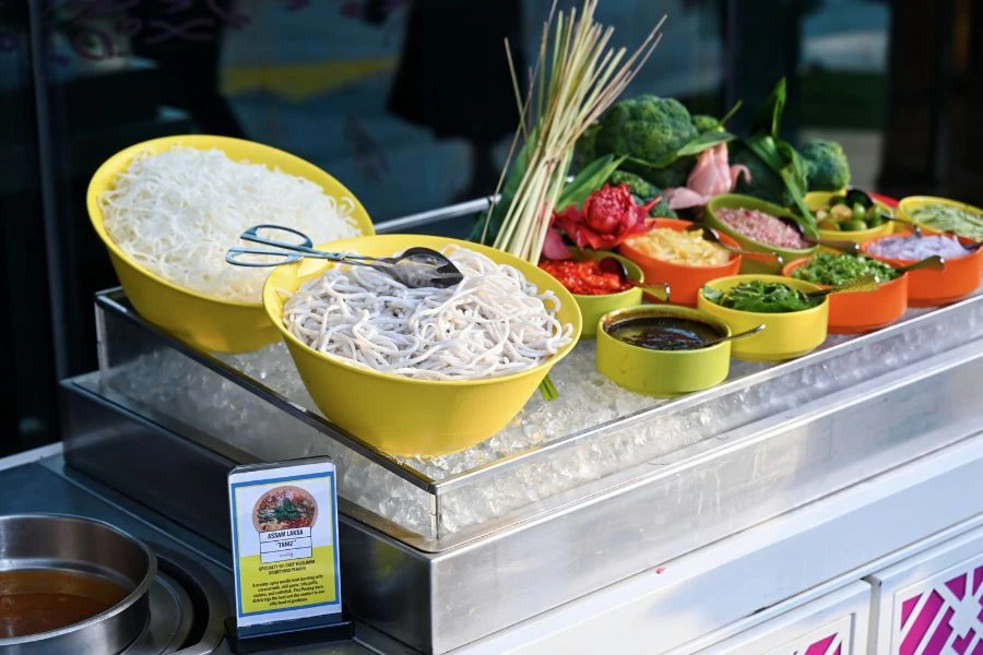 Hidangan asam laksa yang tidak lekang daripada senarai masakan popular Penang turut menjadi pilihan utama pengunjung.