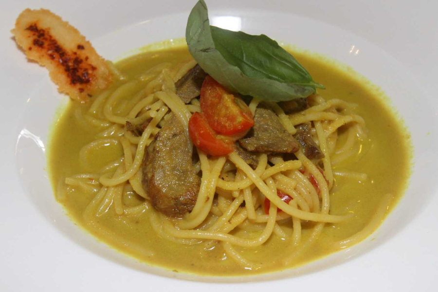Pasta masak lemak cili api daging salai yang diperkenalkan Fazley menerusi restorannya, Suka Sucre teruk dihentam netizen yang tidak boleh menerima idea tersebut.