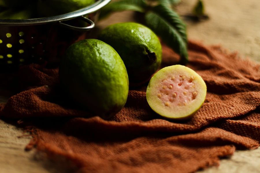 Jambu batu antara buah yang mengandungi vitamin C yang sangat tinggi.