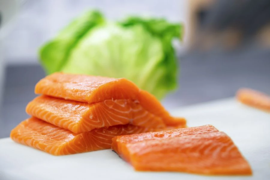 Salmon mengandungi vitamin D yang tinggi membantu menyokong imun badan.