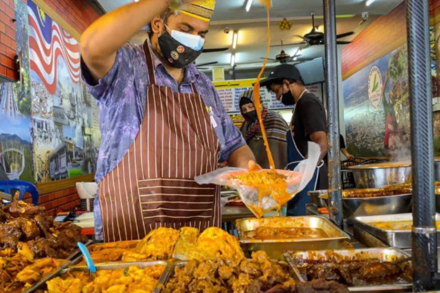 Nasi disiram dengan campuran kuah kari, kuzi dan kicap beri rasa istimewa.