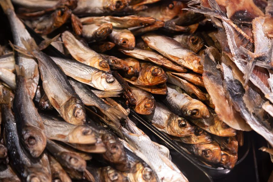 Ikan masin tradisional biasanya diperam atau dijemur menggunakan garam biasa atau dikenali sebagai sodium chloride.