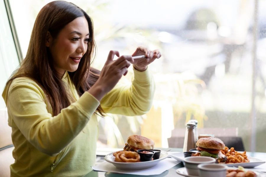 Ramai wanita menggemari makanan segera.