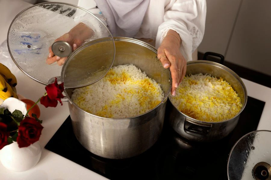 Tutup terlebih dahulu dan jangan dibuka awal agar nasi masak sekata.